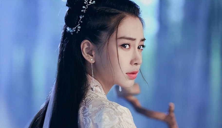 杨颖到底整没整，明眼人都明白，可当事人拿来诸多证据拒不承认