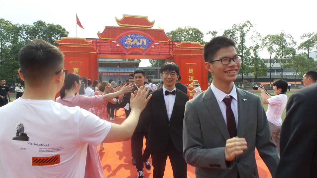 意义非凡！18岁与20岁的青春对话，成都盐外新阶段，学子的新起航