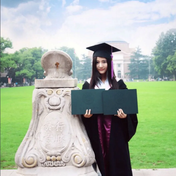 清华两位女研究生走红，美貌与实力并存，堪称现实版“南湘顾里”