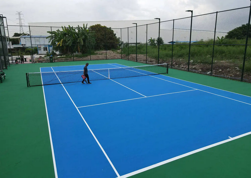 一个网球场地建设要多少钱(私人建个塑胶硅pu丙烯酸网球场多少钱？)