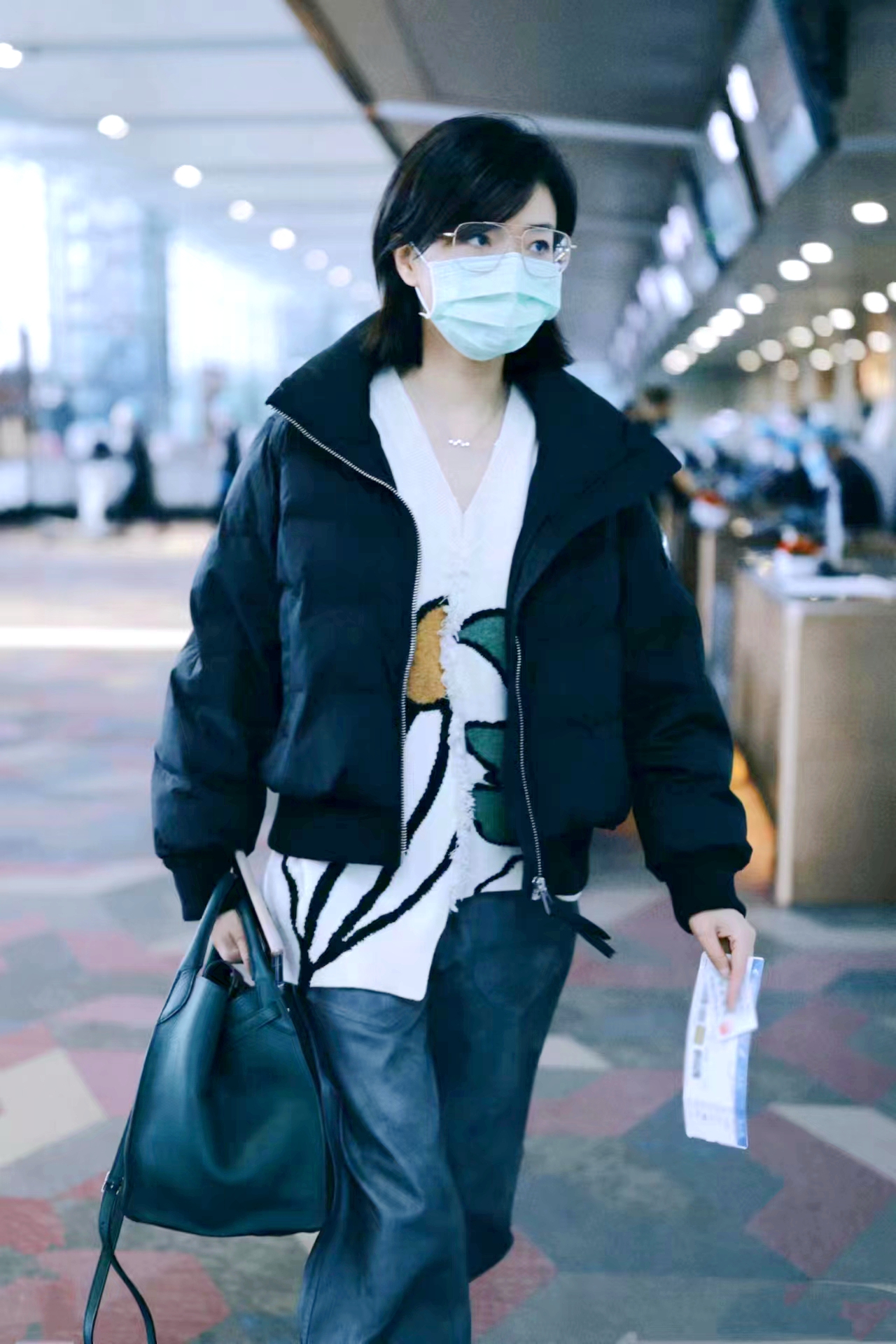 万茜现身机场,穿一件不规则毛衣,衣角一长一短真有个性!