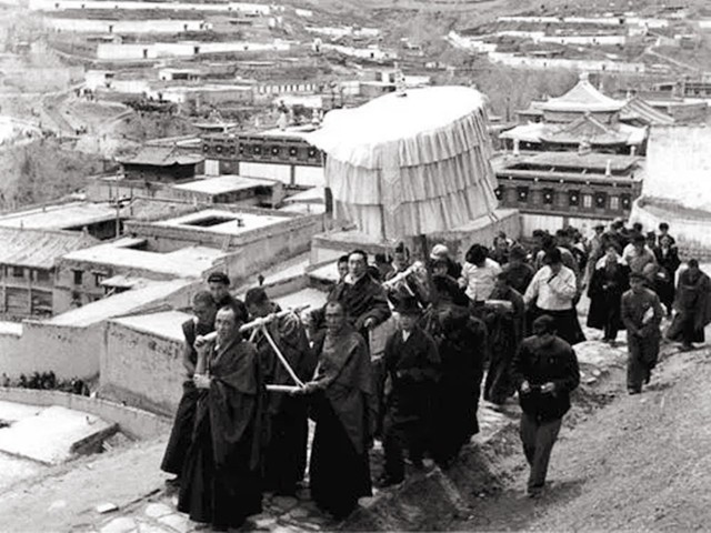“达赖”与“班禅”究竟是什么关系？二者谁的地位更高？
