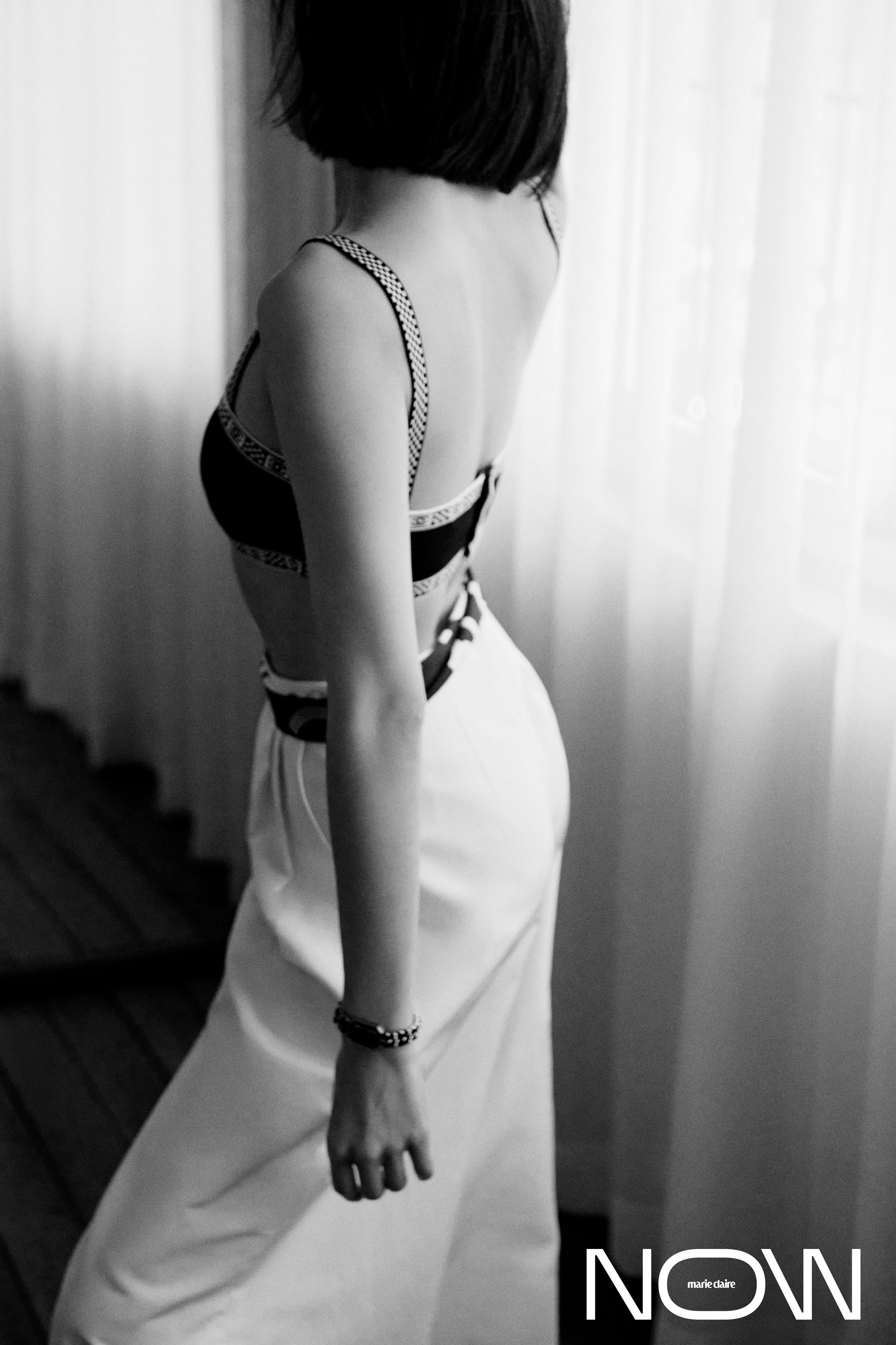 宋茜登《嘉人now》冬季刊封面,只穿一件吊带胸衣,大秀好身材