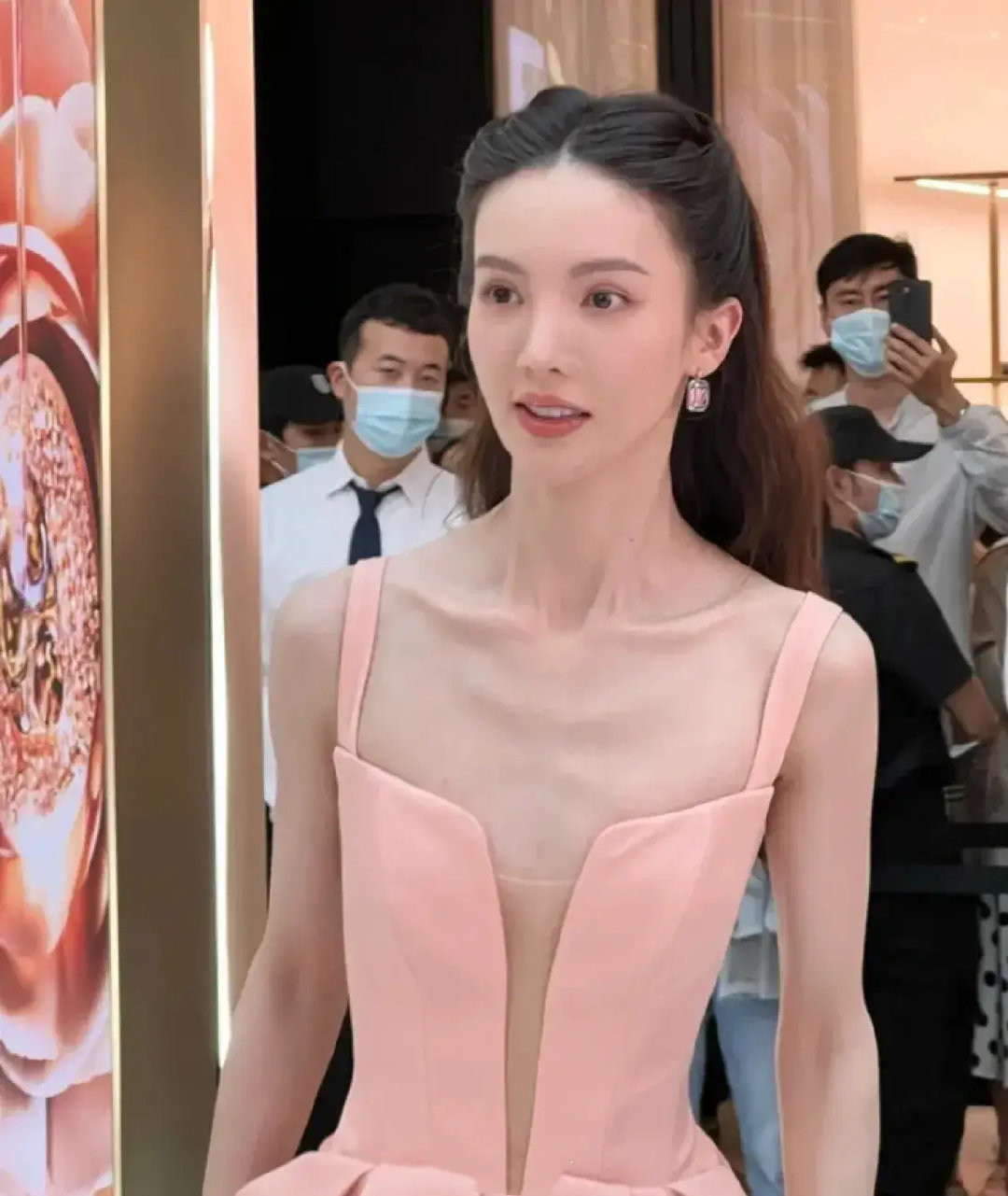 胖了上镜不好看？可头大身小排骨胸，女明星们瘦得这么病态也惊悚