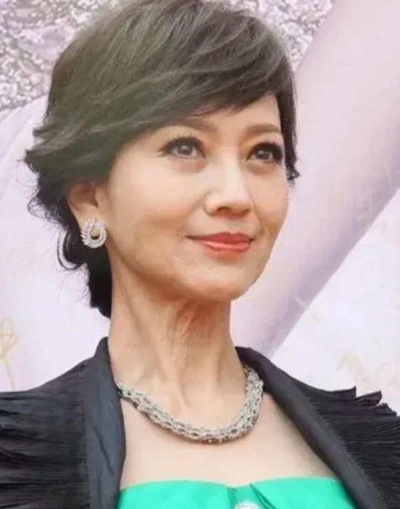 赵雅芝晒照被评修图过度，网友：年轻女星也会修图，那是她的自由