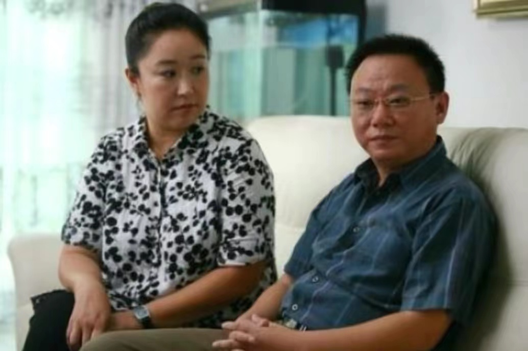 54岁知名喜剧演员罕露面！满脸皱纹挺大肚，街头与人争执表情严肃