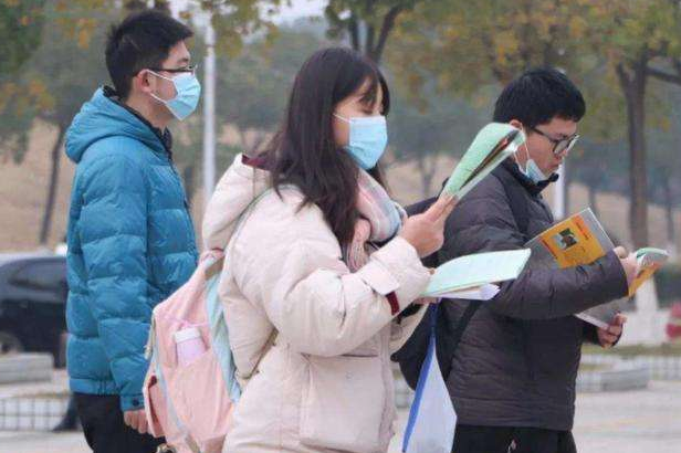 研究生晒高昂“学费清单”，农村家长看后无能为力，真心供不起了