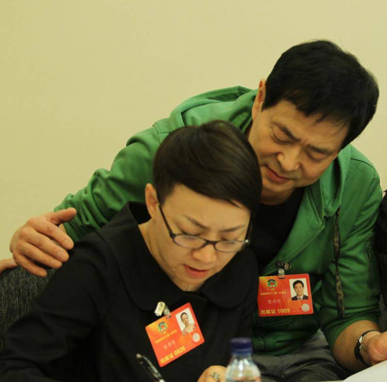 濮存昕“消失”的九年：丧弟又丧父，晚年不再演戏，只想照顾母亲