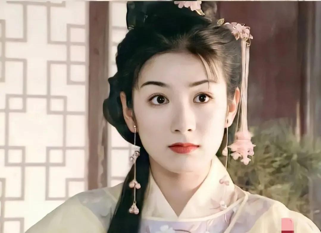 黄奕饰演的李玉湖,在发型上更加复古,右边头发上插着一根长流苏,走路