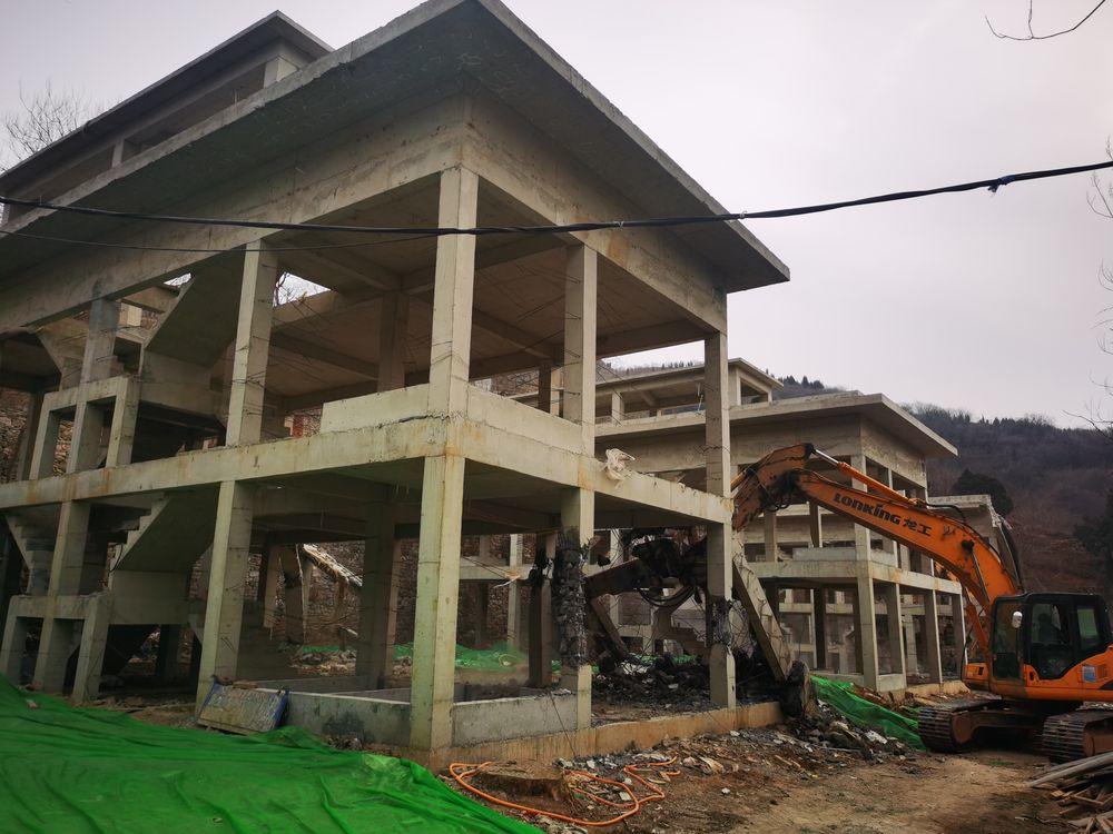山东济南违建别墅拆除现场新闻介绍