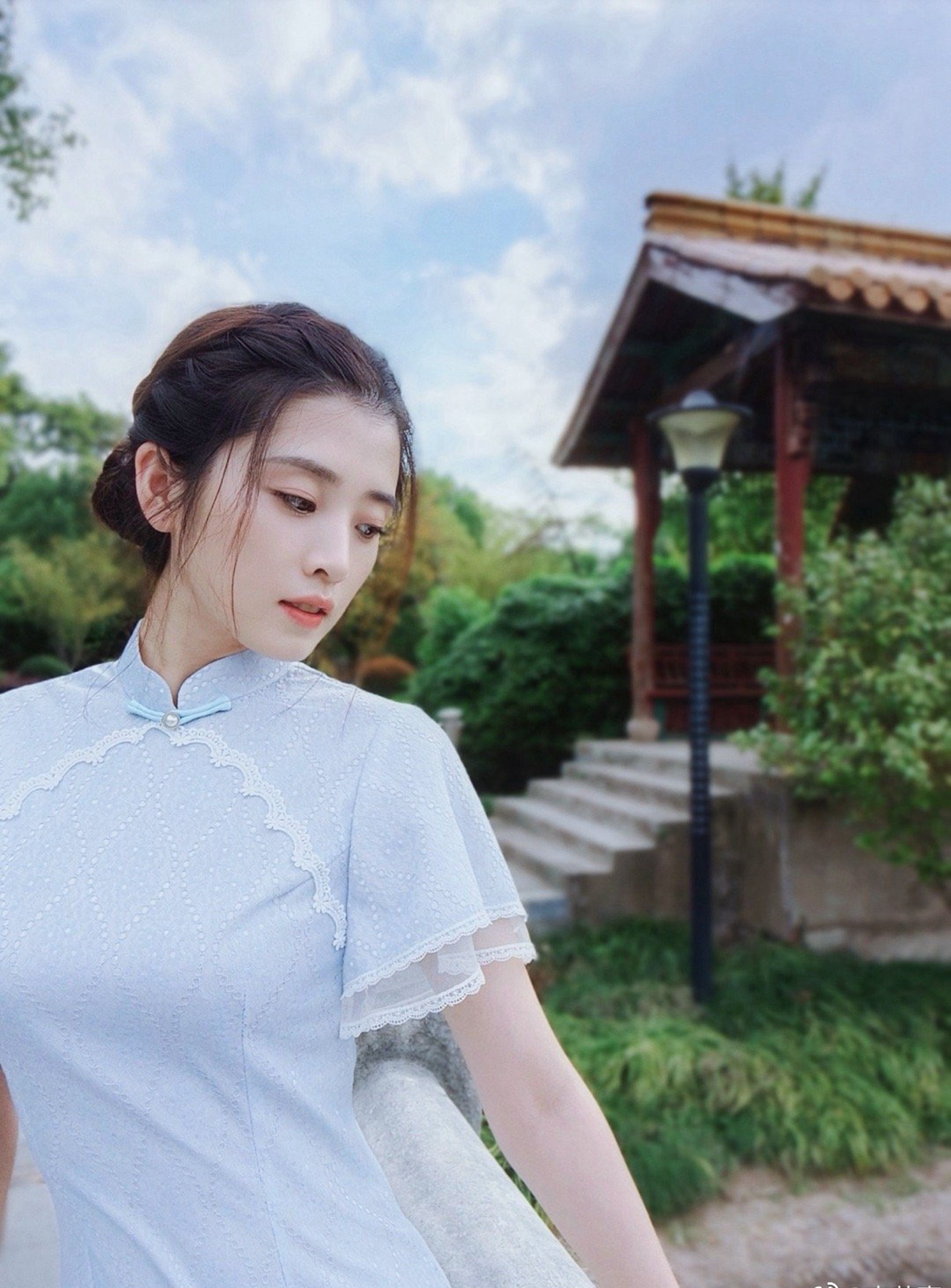 李若嘉蓝色旗袍优雅写真