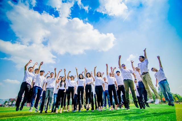 青春如歌！中考模拟考试作文参考范文《毕业季中的我们》