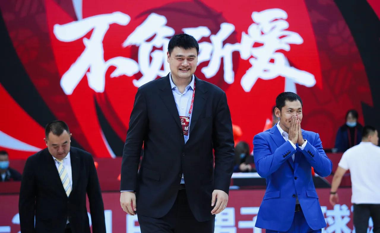 姚明为什么一定要去nba(带队成绩不如信兰成的姚明，为何连任中国篮协主席？国内无能人吗)