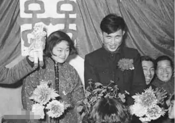 51年妻子到越南看望，不久提出离婚，邓逸凡：是不是只能二选一？