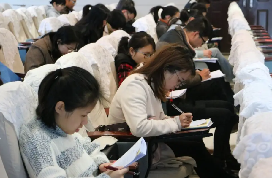 同学聚会后发现，名企和编制差的不只是工资，还有生活模式的不同