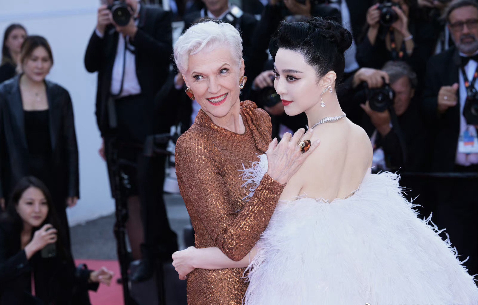 戛纳第八天:范冰冰婀娜冶艳,海清深v性感,张雨绮完胜超模