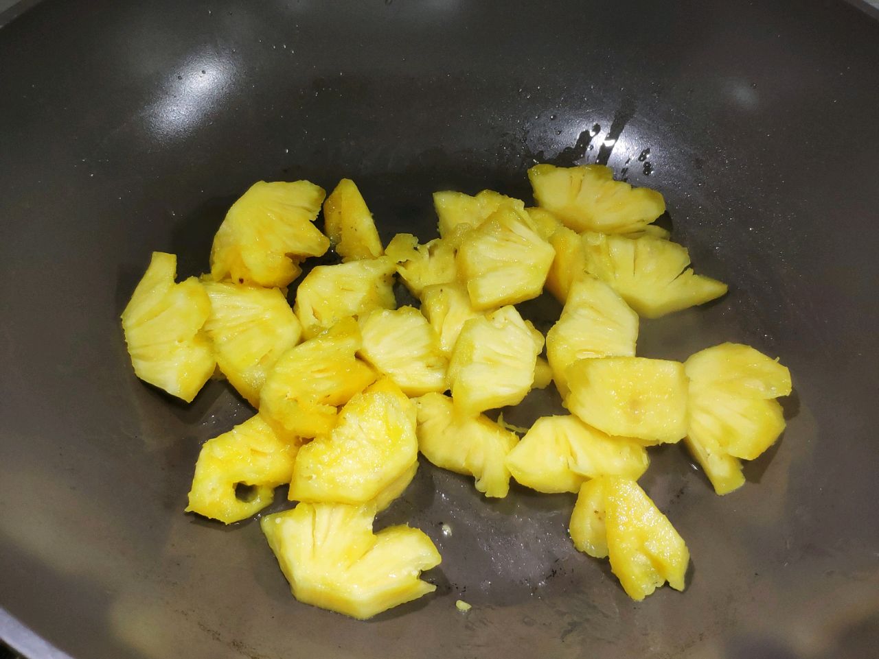 菠萝排骨制作方法（教你做酸甜开胃的菠萝排骨）