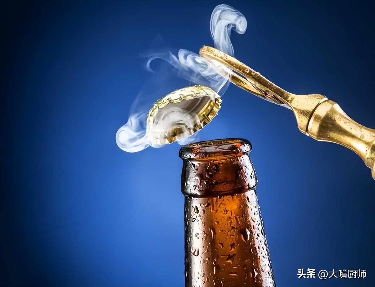 啤酒瓶怎么开（分享4个超实用的开啤酒瓶小技巧）