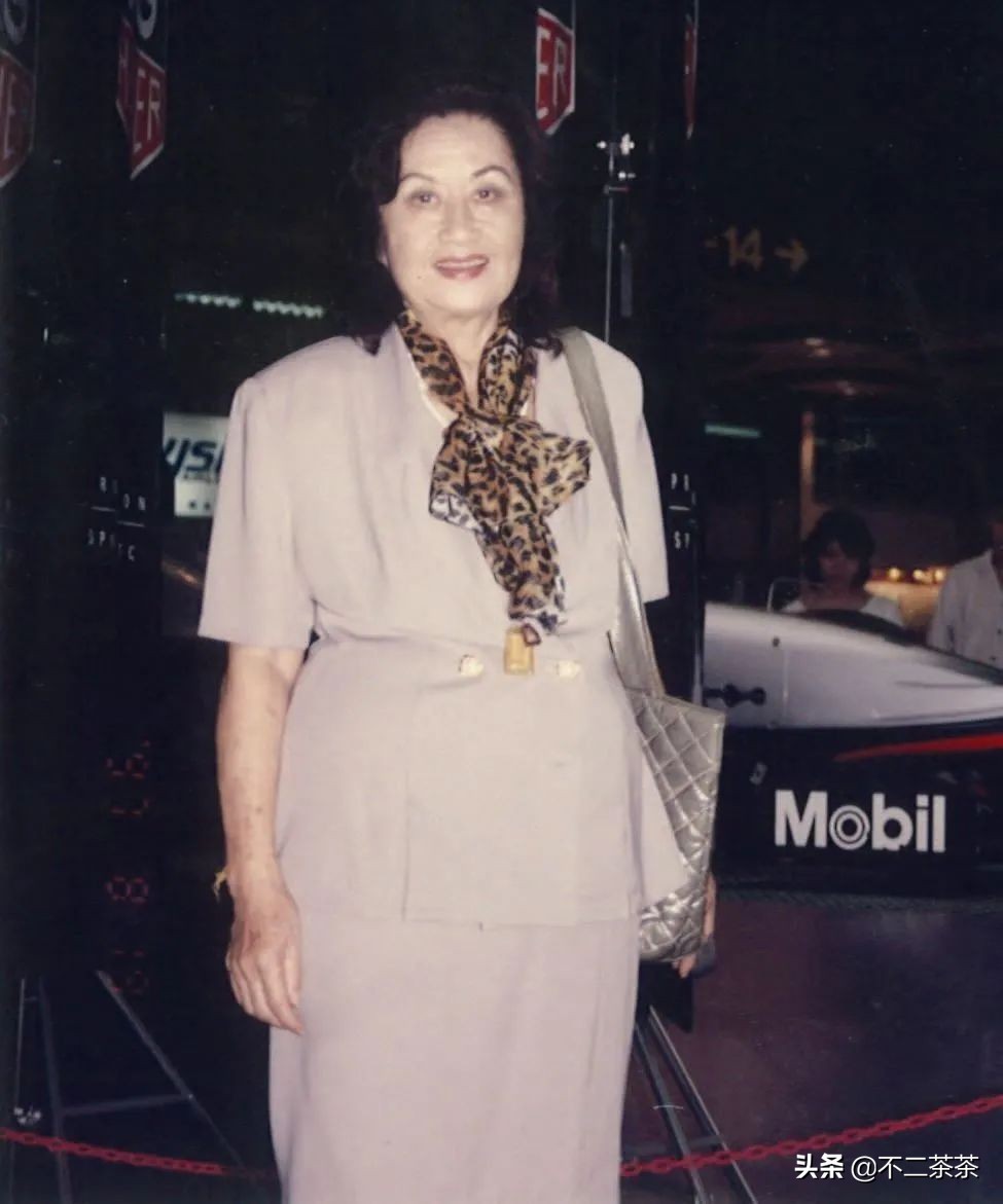她是当时上海滩五大歌后之一，老年时感叹：婚姻几乎毁了我