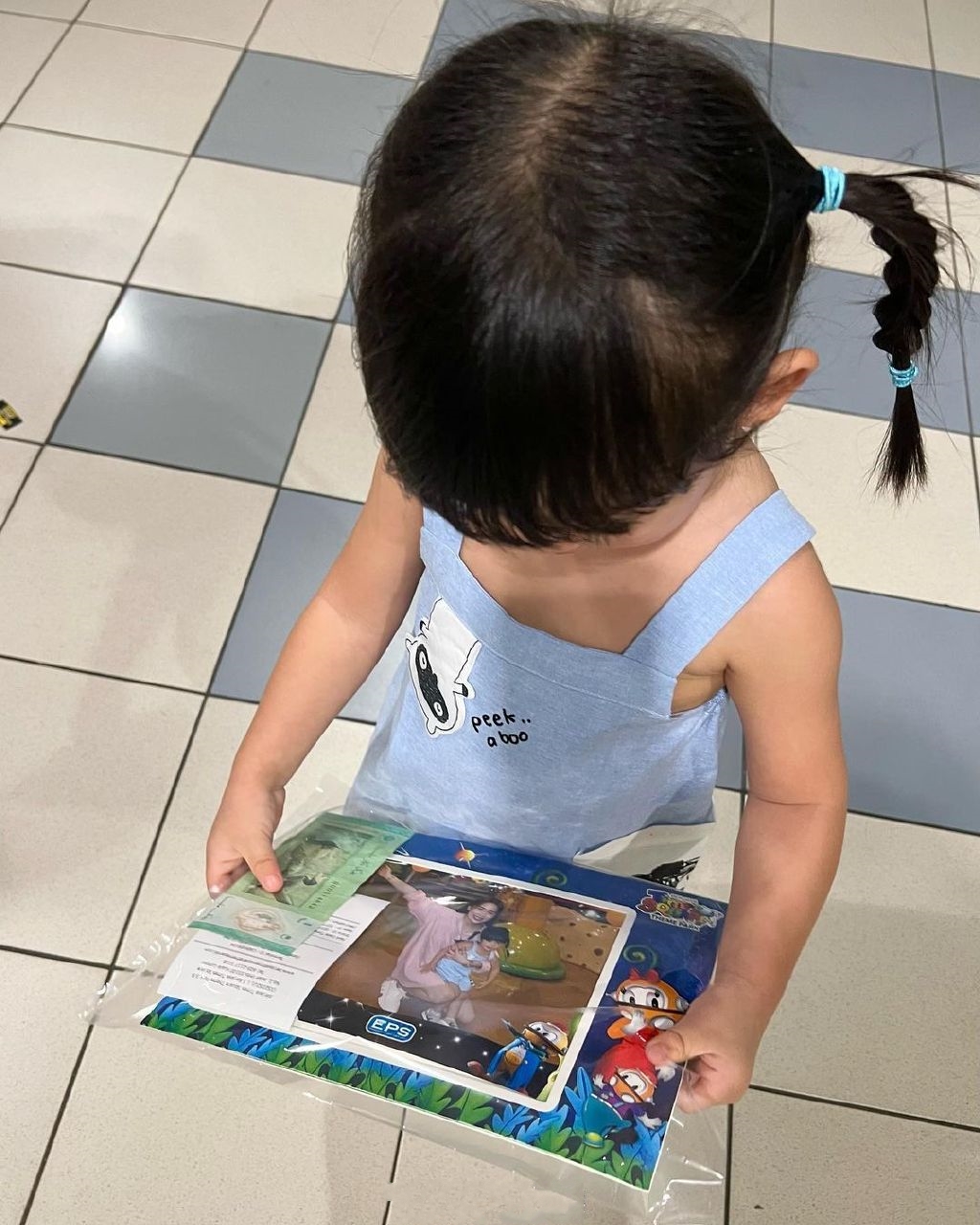 名媛严纪雯逛街，女儿颜值很高和妈妈超像，闺蜜有何超盈和文咏珊