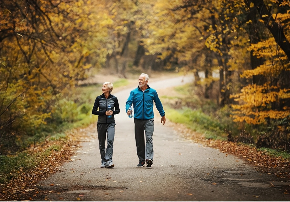 多散步對血管好？ 醫生建議：50歲之後，堅持做這2件事或比運動好