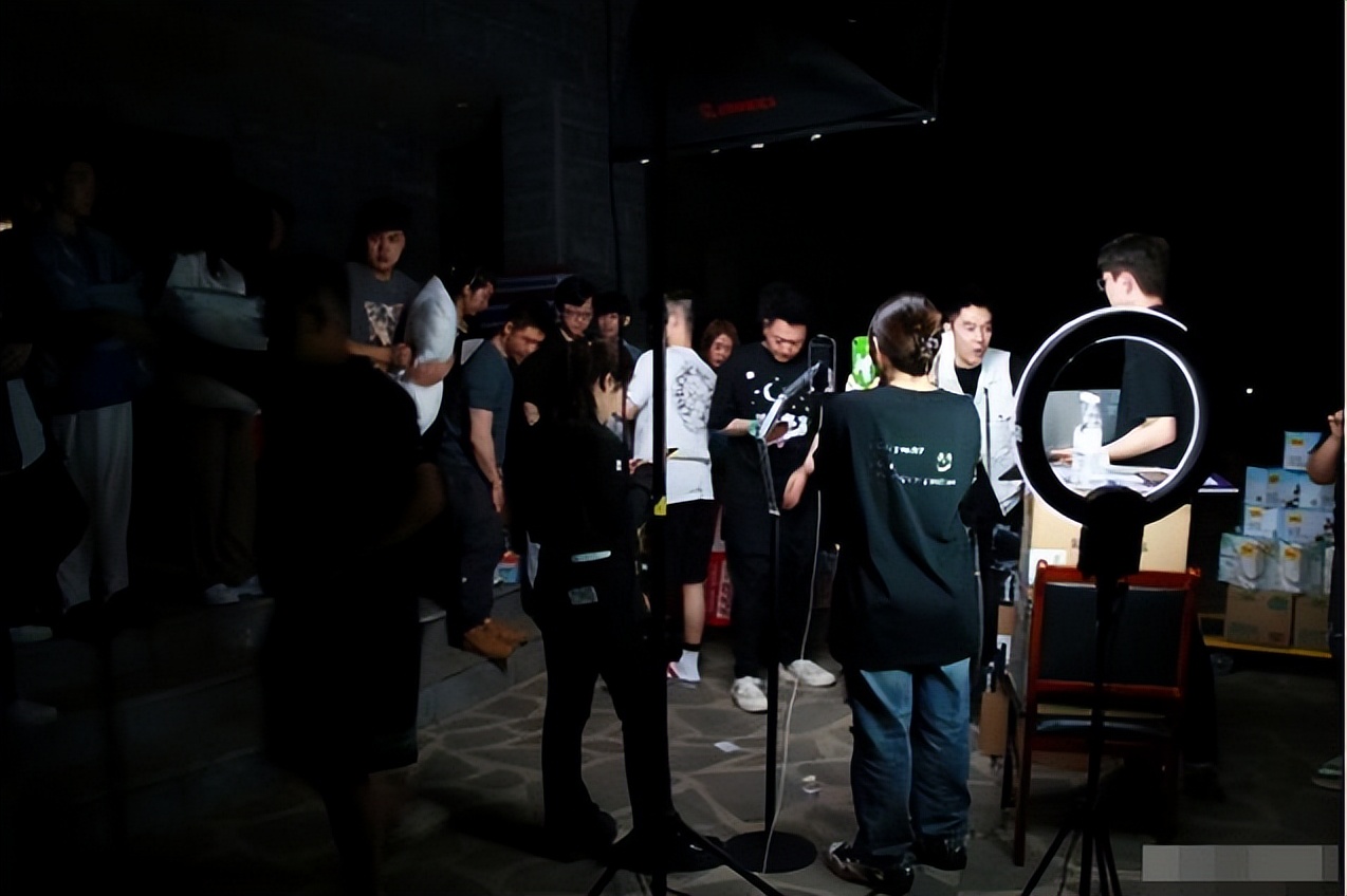 明星赚钱有多拼！林依轮直播停电，半夜山沟大哭致歉