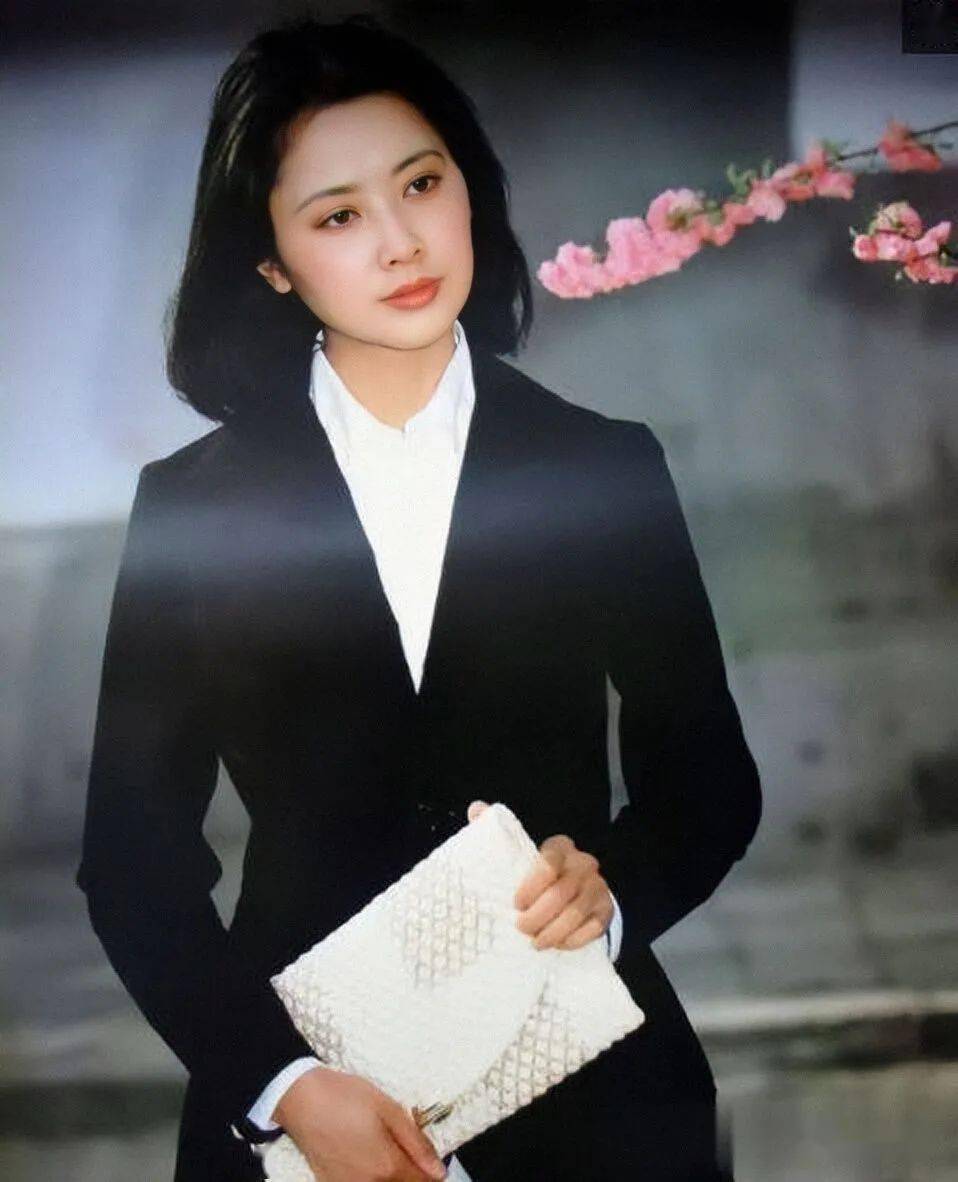 直到朱琳53岁的时候,她才从阴影中走出,找到自己相爱的人,因年龄关系