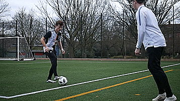 足球在踢的过程中怎么踢飞（花式足球技巧之疯狂凌空抽射）