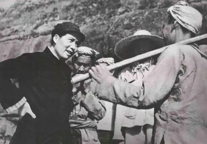 1938年毛主席接见抗大学员，生气地问：你到延安为什么不来看我？