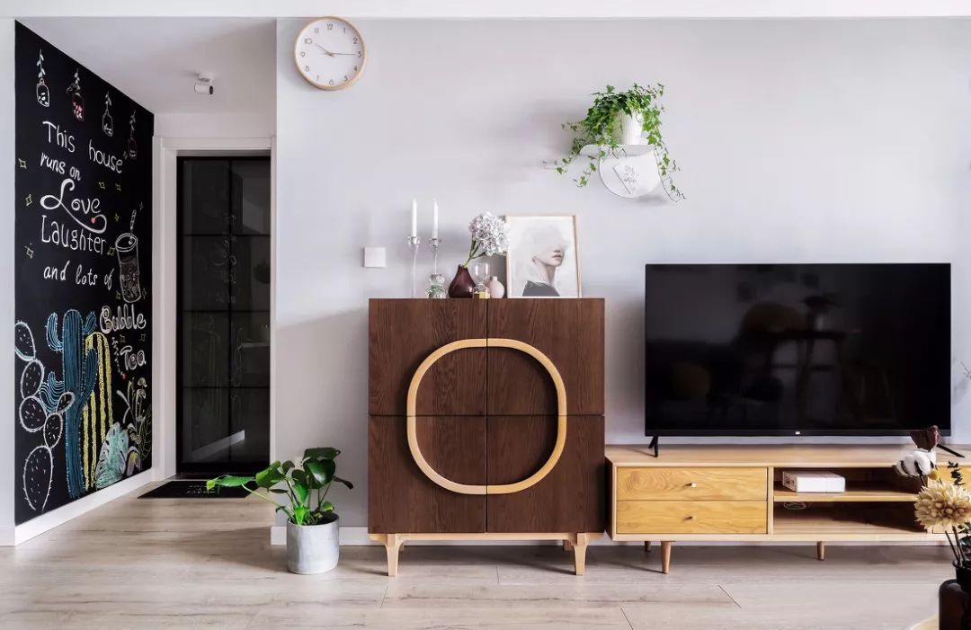 78平北欧风小户型二居室，白、灰与木构造出一个轻松舒适的窝