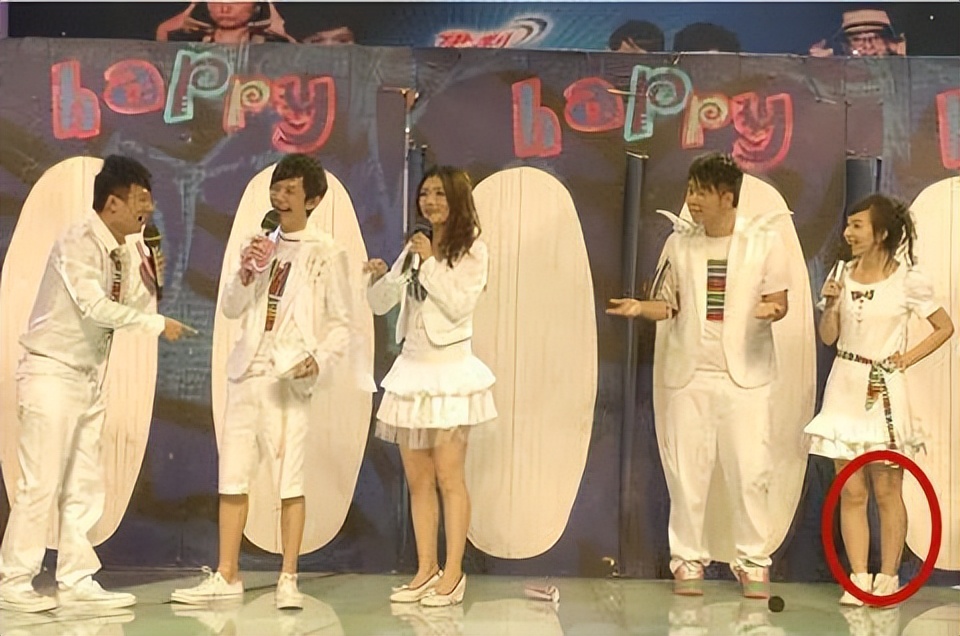 闫妮的“大妈味”、赵丽颖的“土气”，这8位女星，如今判若两人