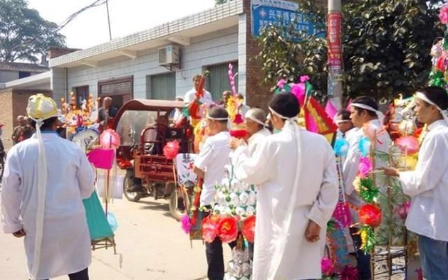 为何给逝者烧的纸人不能画眼睛？传承多年的习俗，究竟有什么讲究