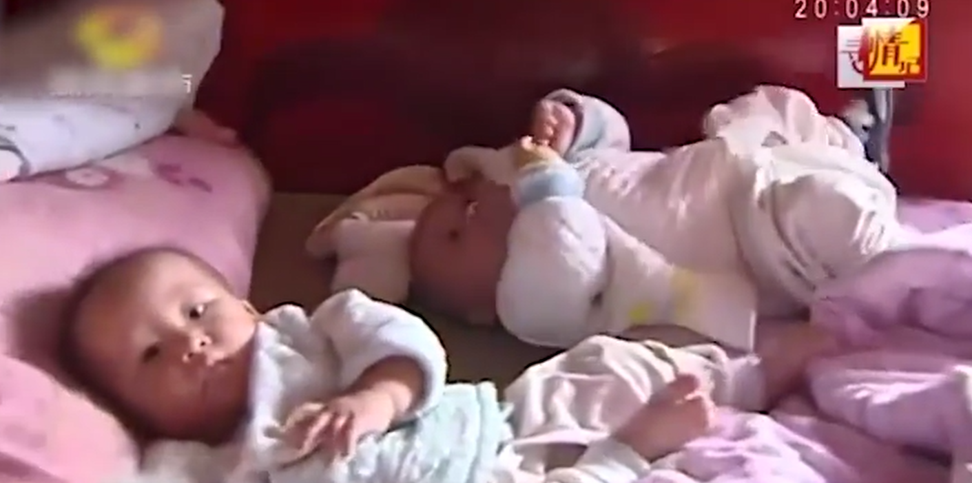 2015年武汉女孩被“高富帅”网友骗至农村，19岁为其生下龙凤胎