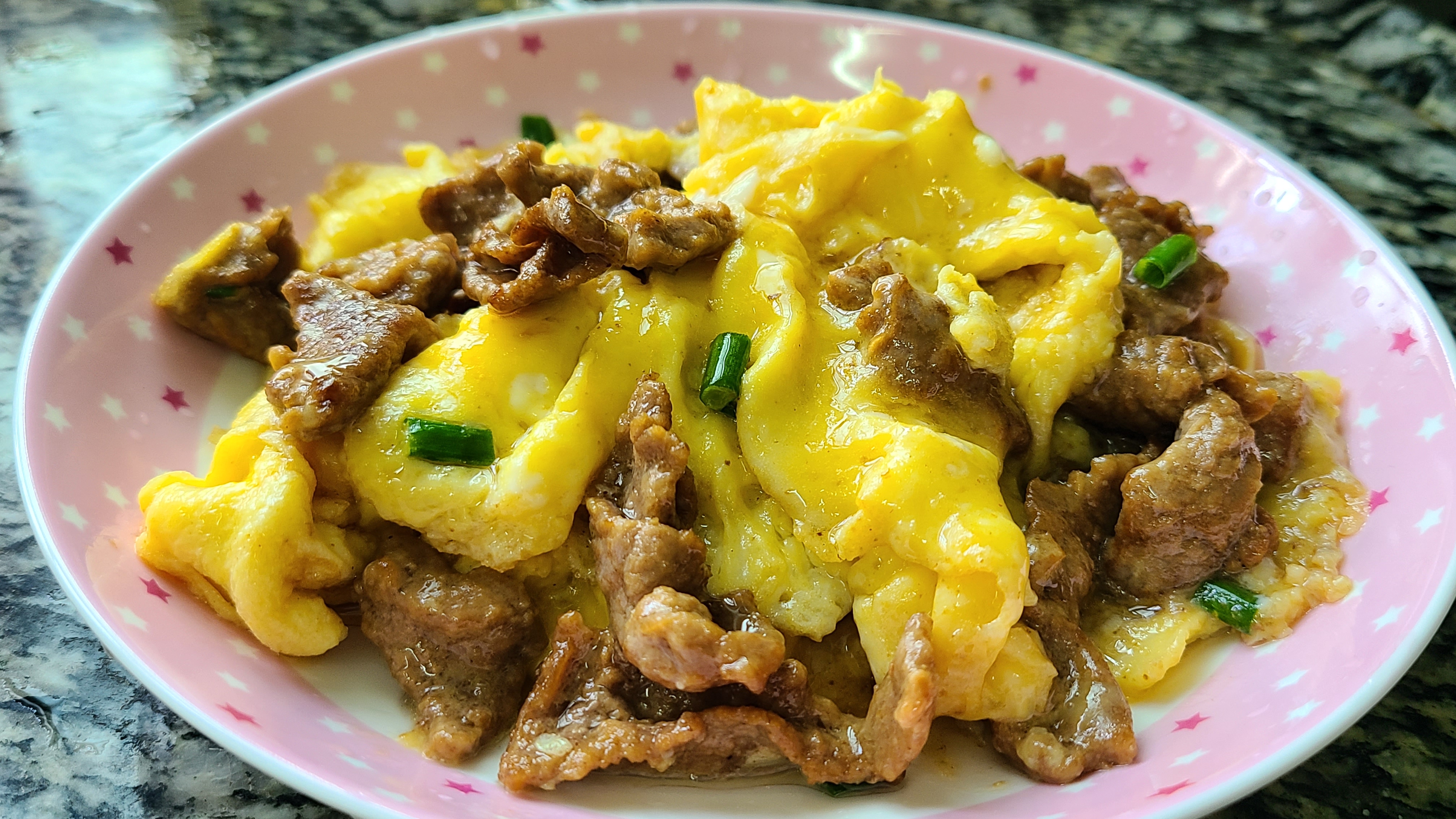 牛肉滑蛋，一道在广东出了名的美食，肉香嫩滑，做法还简单