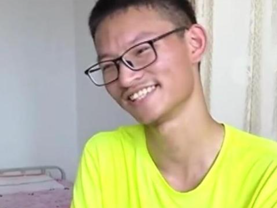 王恒杰：高考考场外跪地谢母，为心中理想放弃985名校