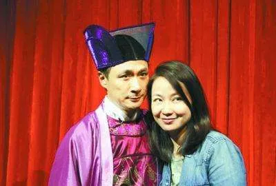 戏里是“黑帮大佬”，戏外是宠爱妻儿的“好好先生”：60岁的吴镇宇在《追光吧哥哥》里拼了