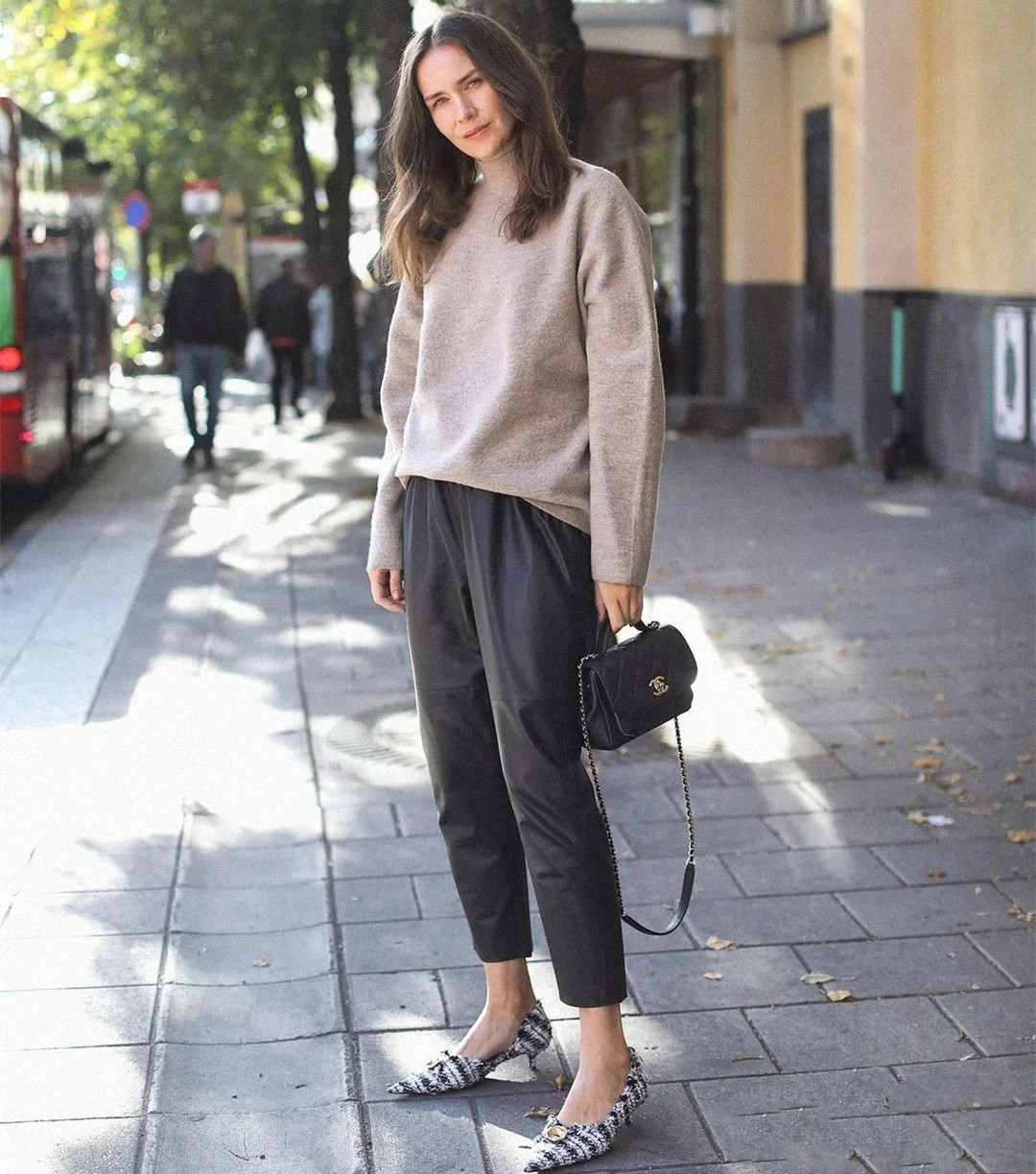 普通毛衣该收了，今年流行穿“奶奶毛衣”，优雅复古，谁穿谁美