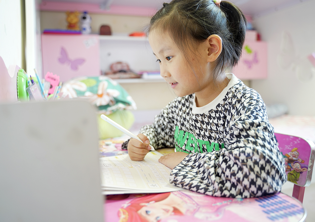 换个方式学写字！阿尔法蛋AI练字笔：在家也能1对1辅导孩子写好字