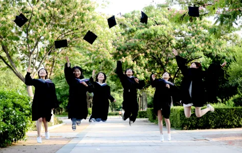 吃不到葡萄就嫌酸，女生寝室全员上岸，网友们却开启嘲讽模式