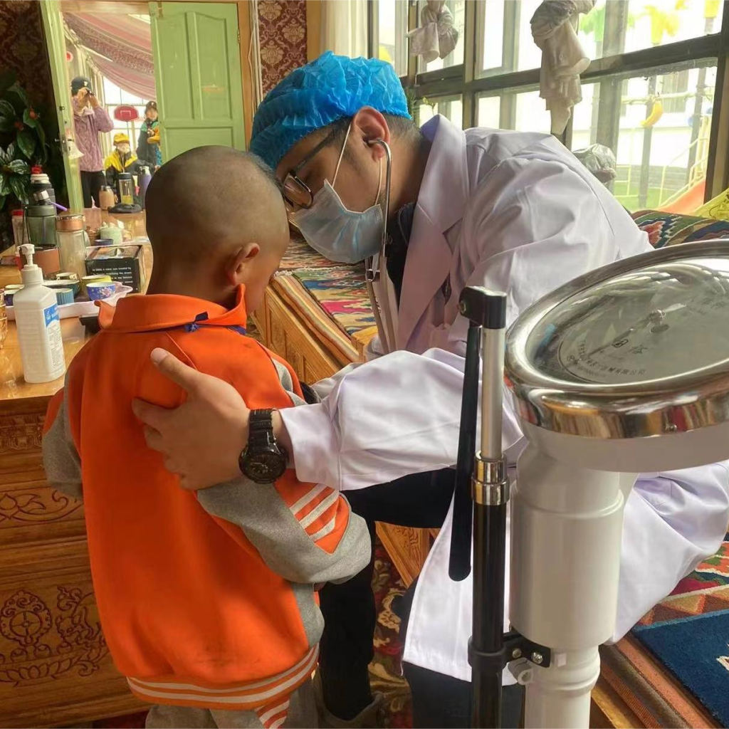 渭南市中心医院援藏医疗队走进革吉县幼儿园开展健康体检活动