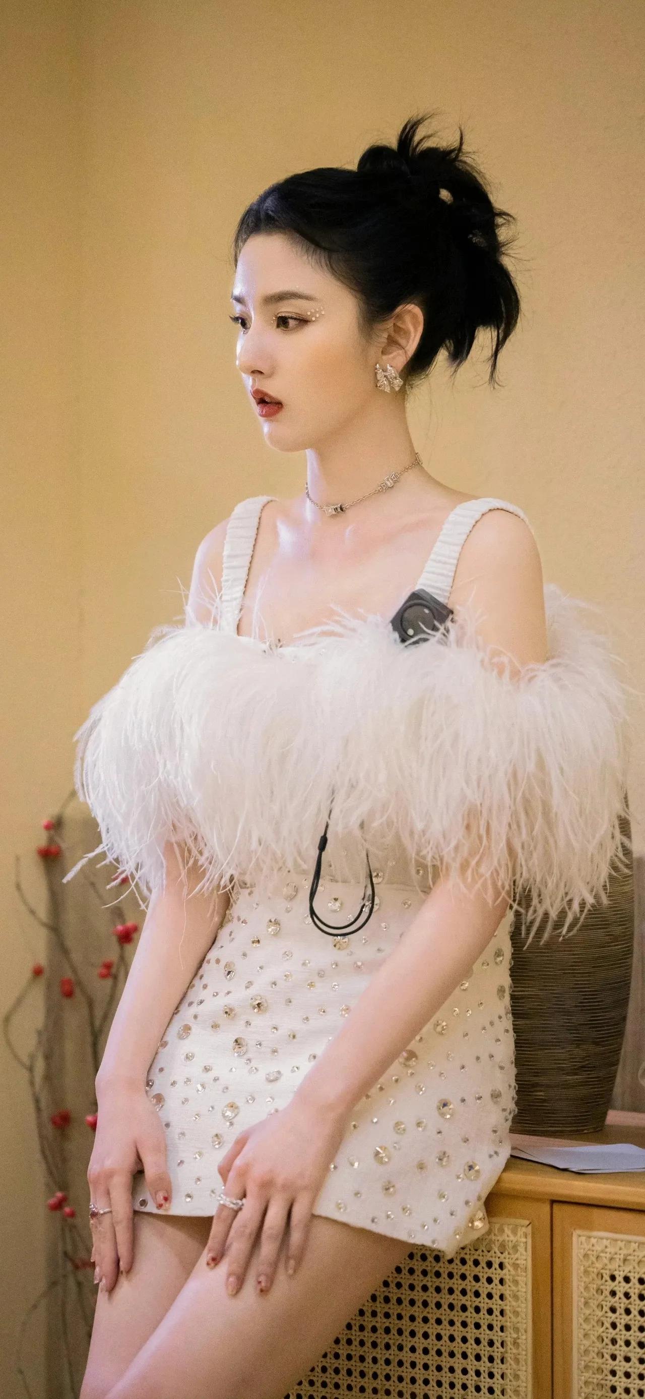 美女杨超越穿裙秀深v香肩!冰肌玉骨性感撩人