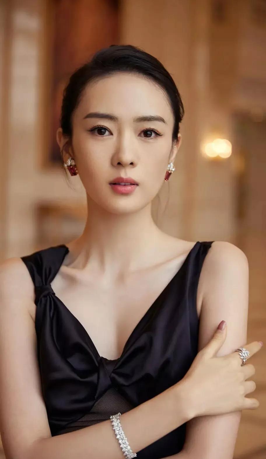 明星俏佳人：从被夸到被打,从被孤立到视后,童瑶的逆袭之路太艰难