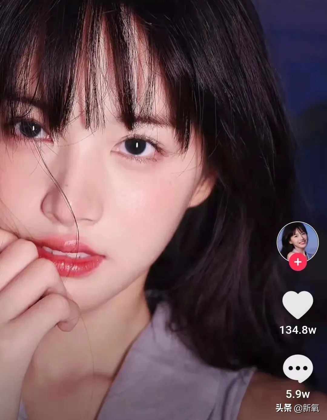 网红圈也出了个淡颜系美女！旧天台随便一拍她就火了？