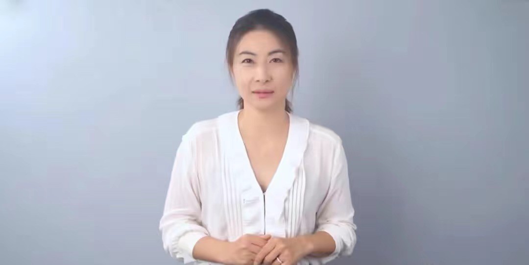 郭晶晶霍启刚让人感动！参加访谈，郭晶晶终于变美穿衬衣太优雅