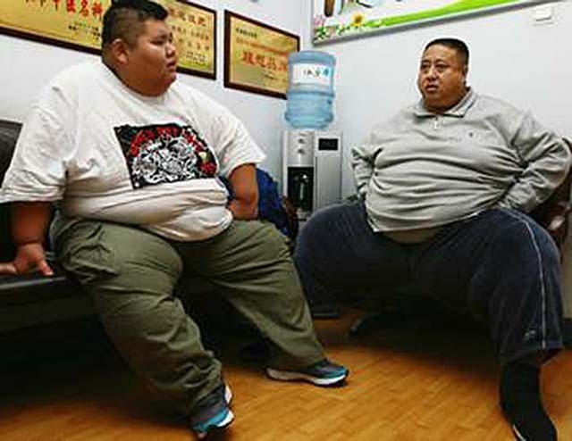 河北小伙胸口顶着200多斤肉球，体重500斤，吃喝拉撒在床上解决