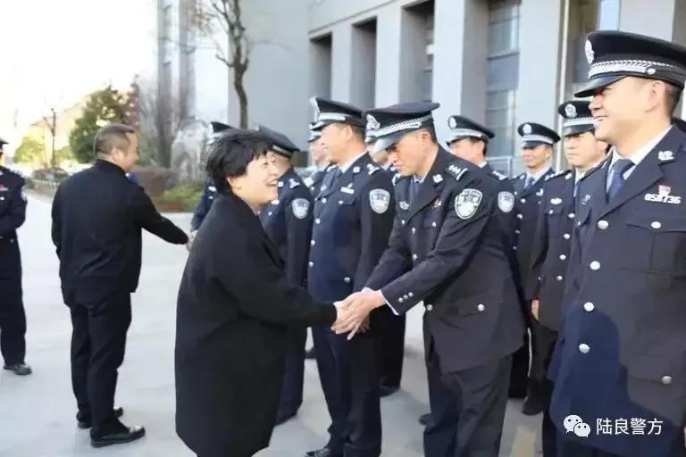 中共陆良县委副书记胡燕一行到县公安局开展春节慰问