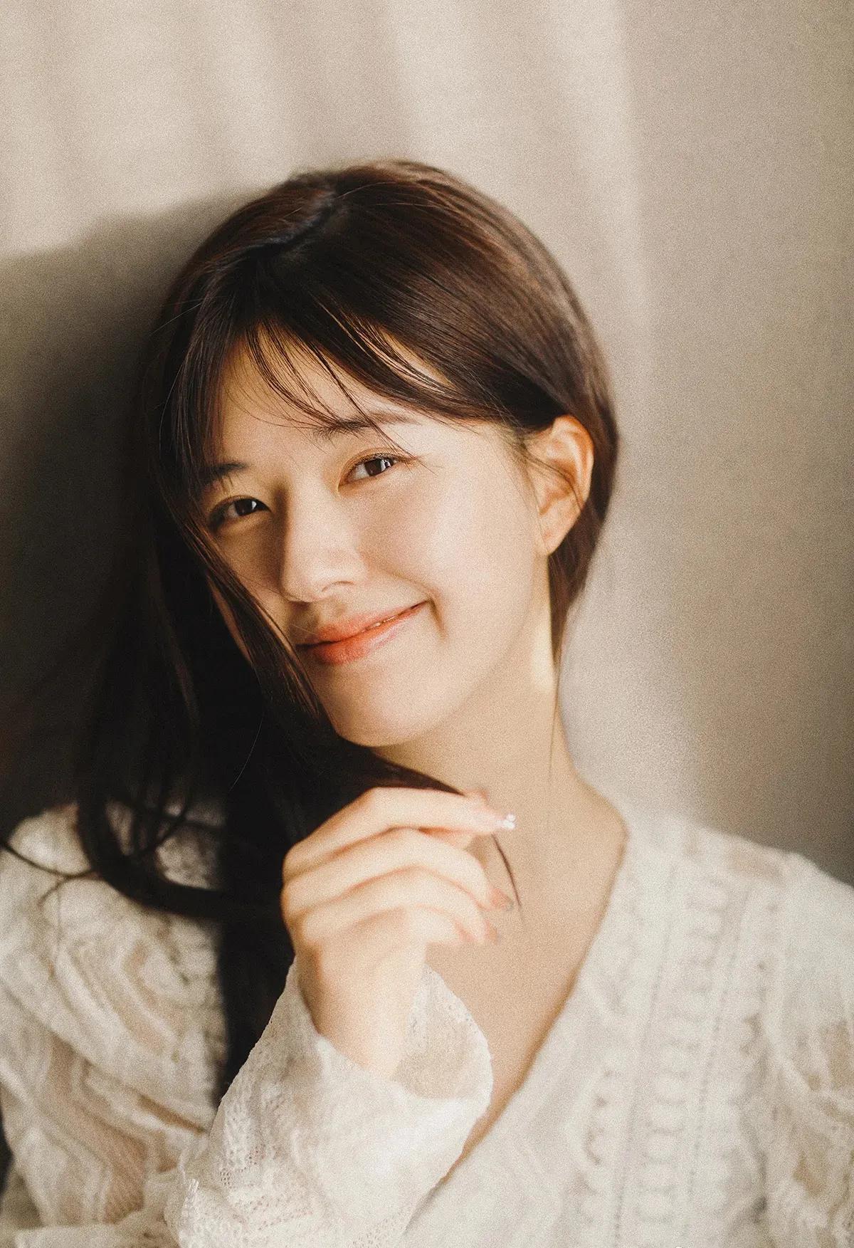 从网红成长为明星，赵露思甜美写真欣赏