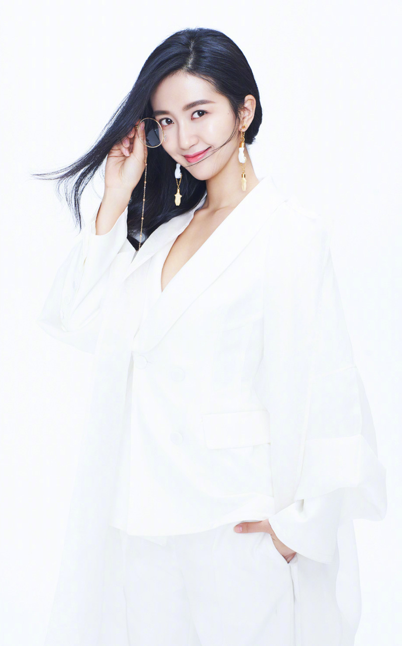 清新女神许龄月写真,清纯靓丽优雅性感,长发飘飘仙女范.