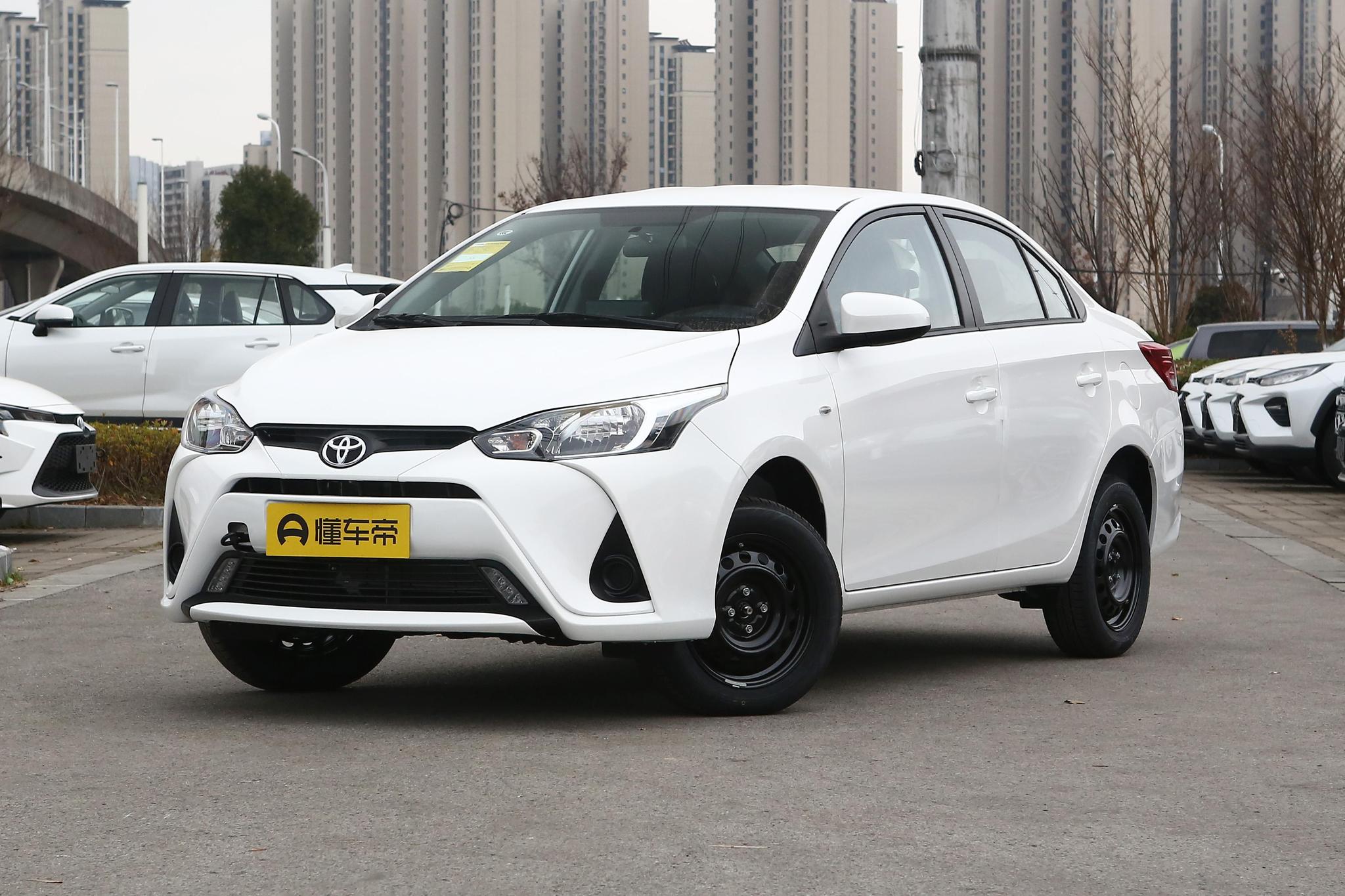 详细体验丰田yaris l致享,百公里综合油耗4.9l,起售价7.98万元