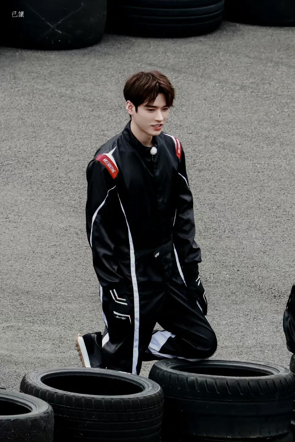 龚俊的赛车服造型简直不要太帅